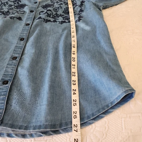 Country Store Denim Embroidered Long Roll Tab Sleeve Mocked V- Neck  Size L - Picture 4 of 5